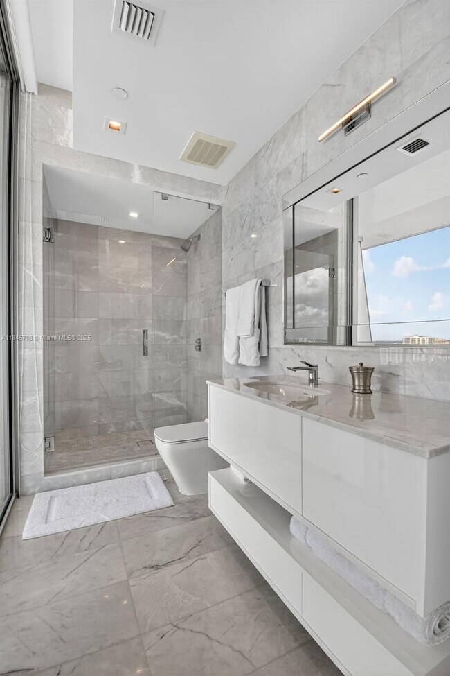 Building Photo - 18501 Collins Ave