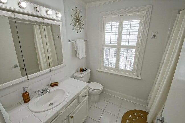 Building Photo - 1323 Dauphine St