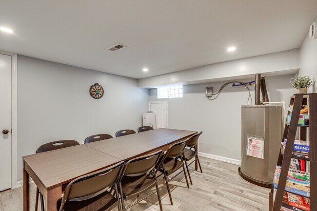 Building Photo - 5321 Wakefield St