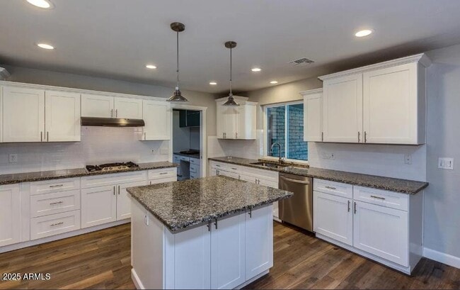 Building Photo - 2502 E Sahuaro Dr