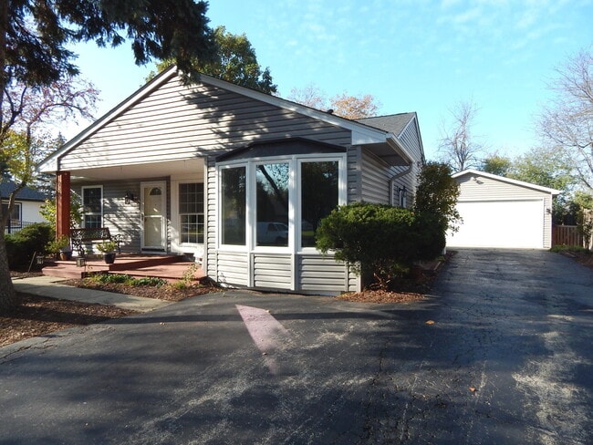 Building Photo - 1985 Navarone Dr