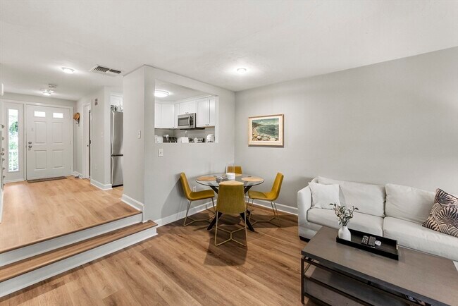 Building Photo - 18 Westcliff Dr