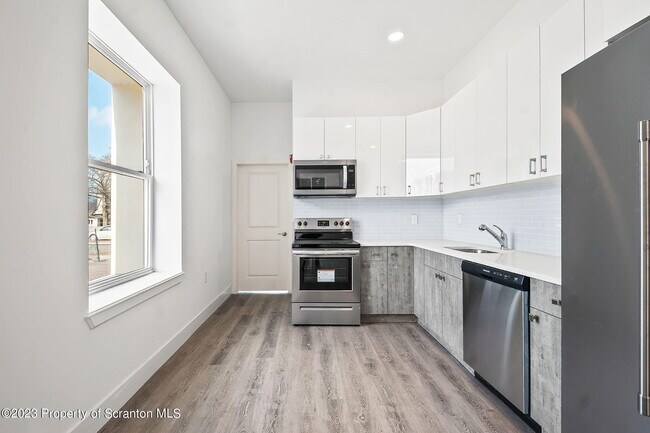 Building Photo - 19 W River St