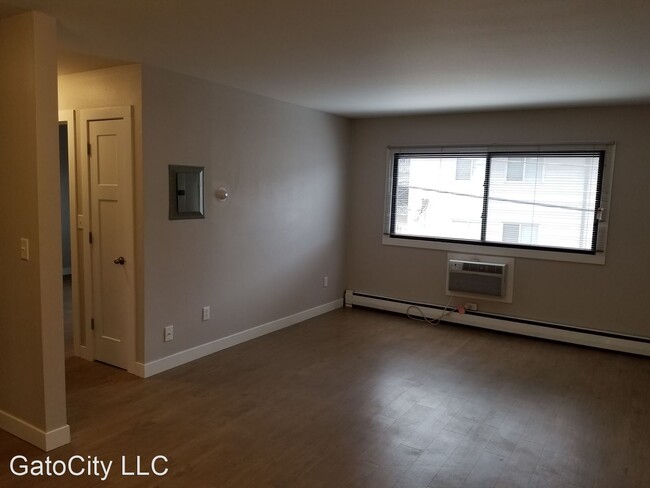 Building Photo - 2019 N Farwell Ave