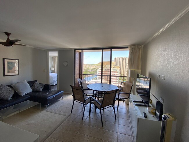 Building Photo - Monte Vista: 2-bed, 1-bath fully furnished...