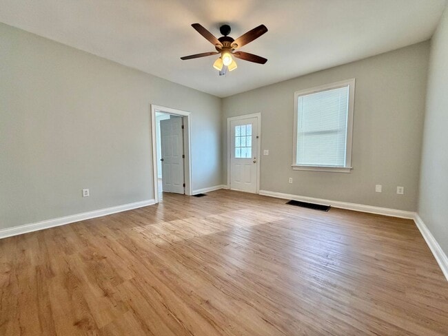 Building Photo - SUPER CLEAN!  2 bed in Madisonville!