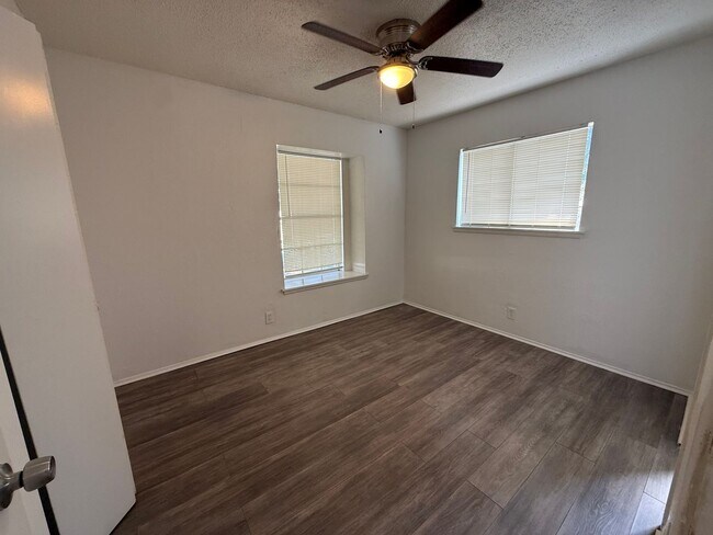 Building Photo - 2307 Lake Louise Dr