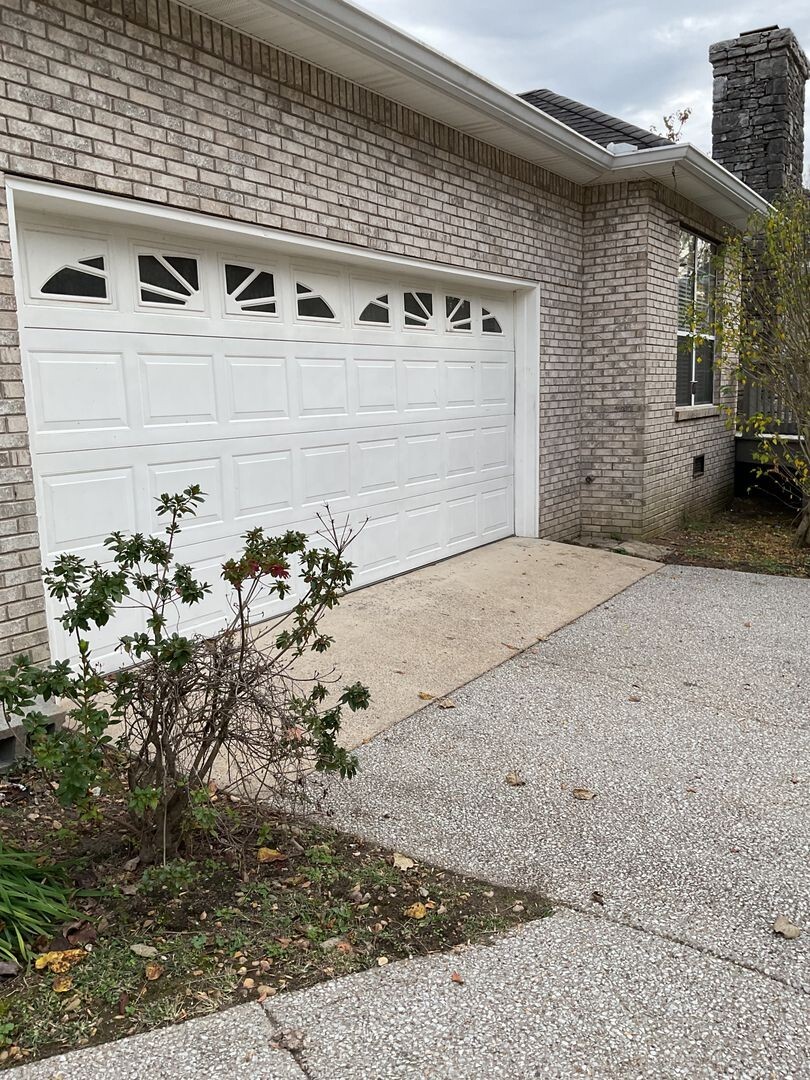 Building Photo - 303 Oak Meadow Ln