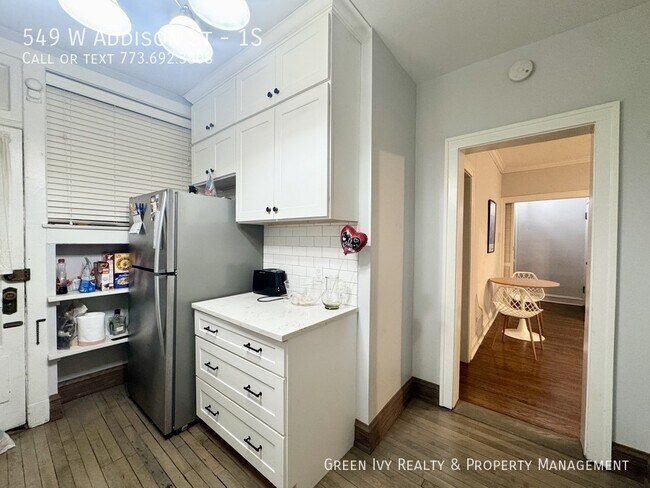 Building Photo - 549 W Addison St