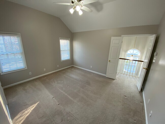 Building Photo - Room in House on College Ave