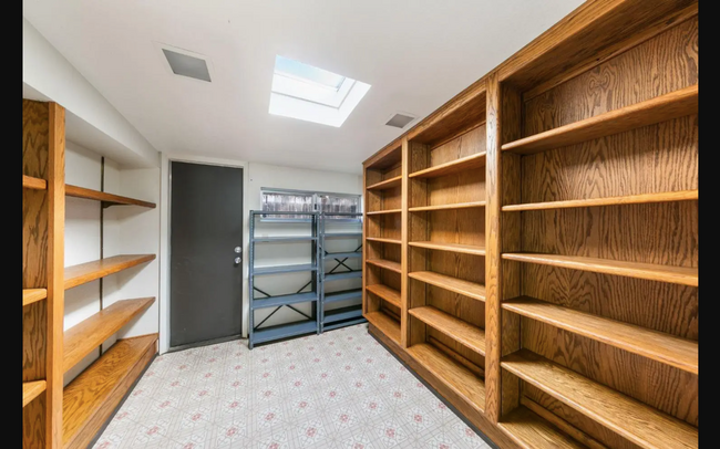 Building Photo - Sprawling 7 bedroom home available for sum...