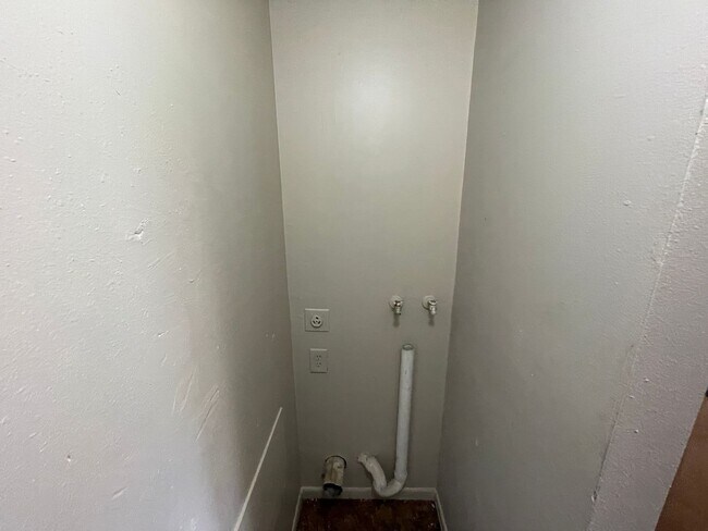 Building Photo - 2/1 Apartment