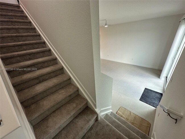 Building Photo - 402 SE Crossoak Ln