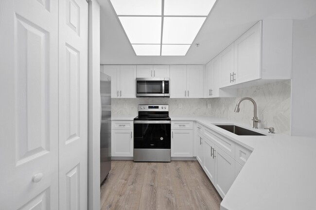 Building Photo - 500 Crestwood Ct N