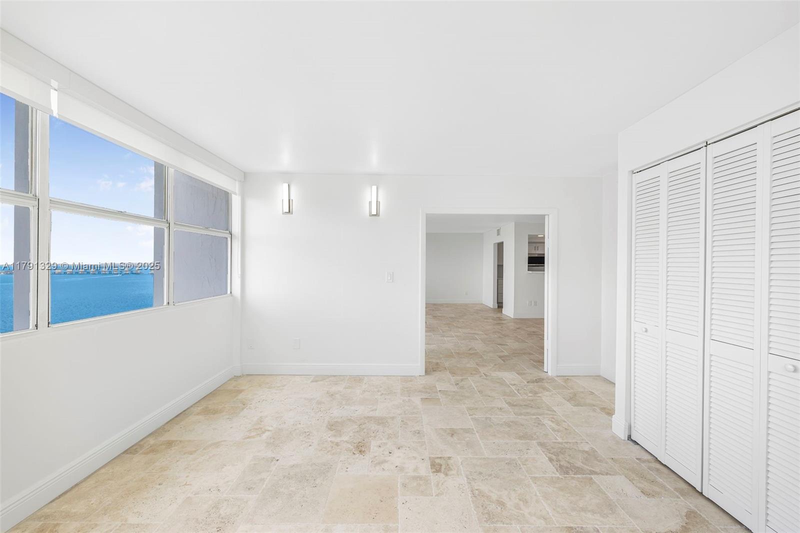 Building Photo - 1420 Brickell Bay Dr