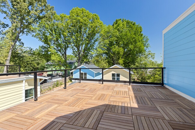 Balcony - 733 Hopkins St