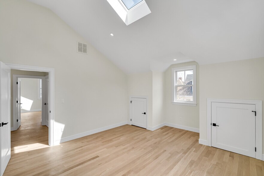 Building Photo - 77 Thorndike St