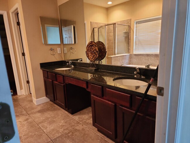 Building Photo - 2472 Lantana Ln
