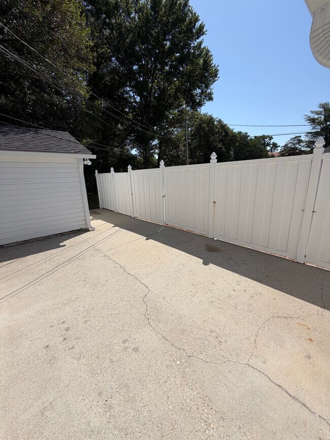 Building Photo - 305 12th Ave