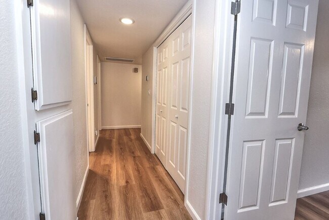 Building Photo - Beautiful corner halfplex available now for rent!