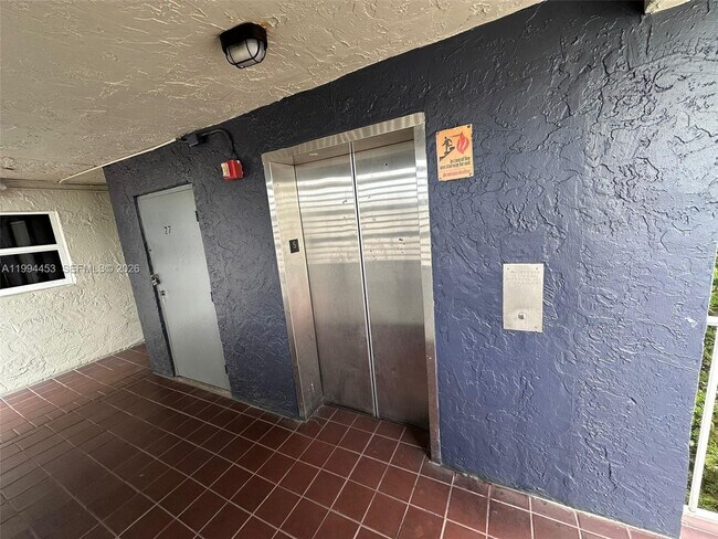 Building Photo - 10000 NW 80th Ct