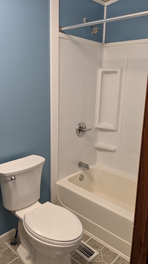 Building Photo - Beautiful 3 Bedroom 2 Bath Home in quiet r...