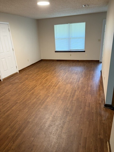 Building Photo - 1003 Clearmont Dr