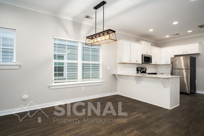 Building Photo - 215 Creek Run Way