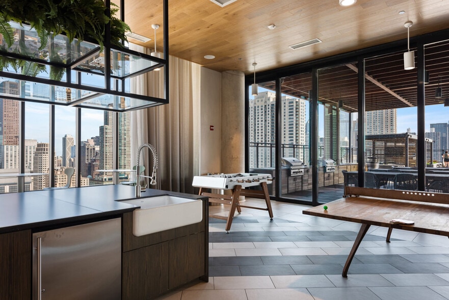 Building Photo - 823 N Clark St