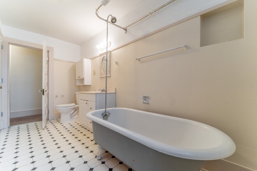 Building Photo - 710 Phillips Ave