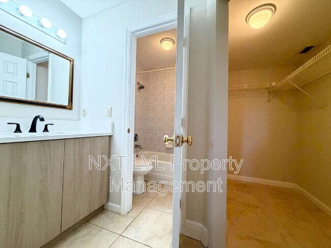 Building Photo - 12560 Equestrian Cir