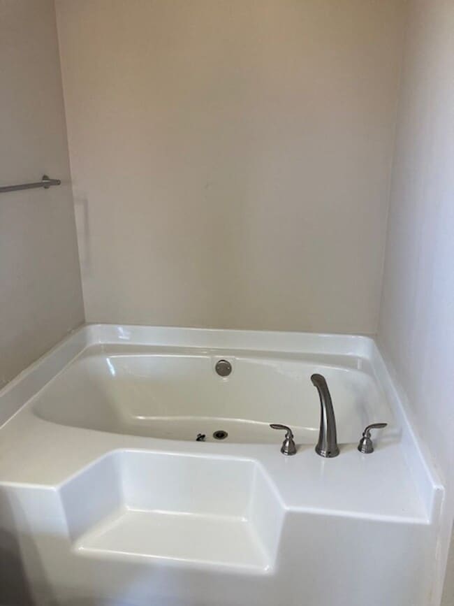 Building Photo - Spacious 4 Bedroom