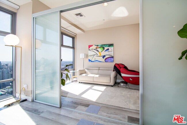 Building Photo - 801 S Grand Ave