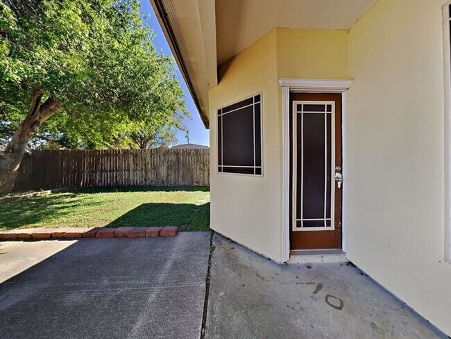 Building Photo - *No Application Fee* *$1000 off first mont...
