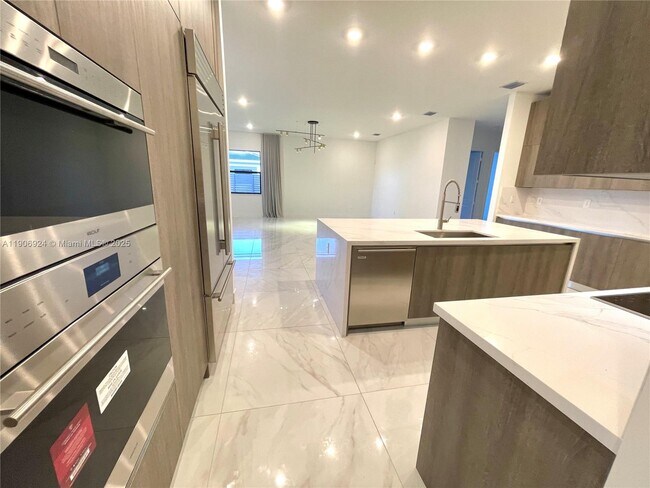 Building Photo - 11181 SW 92nd Ave