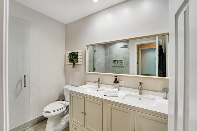 Building Photo - 3008 N Evergreen Cir
