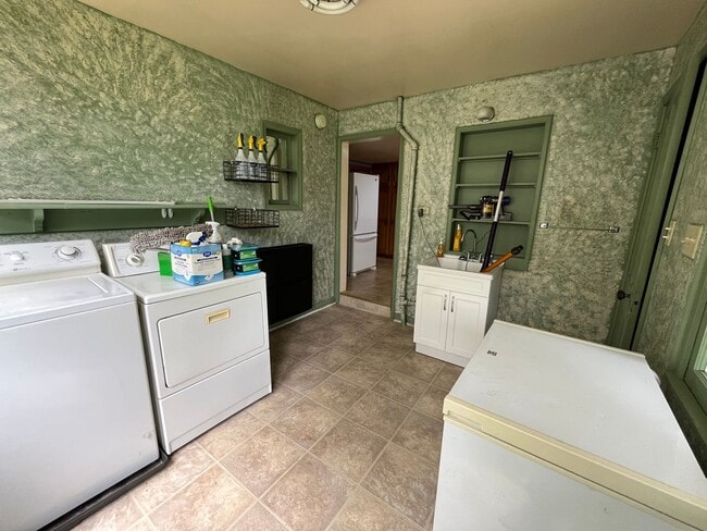 Building Photo - Spacious 4-5 Bedroom, 1.5 Bathroom 2-Story...