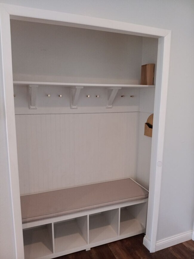 Building Photo - 3 Bedroom, 1.5 Bathroom Home! Schedule a Showing Today!