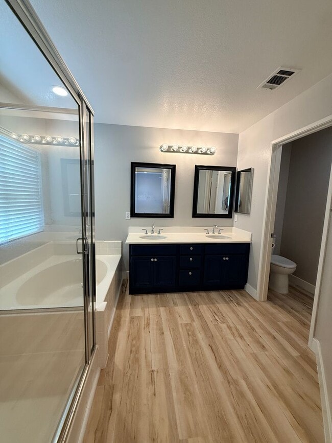 Building Photo - Beautiful 4 Bedroom, 2.5 Bathroom Home in West Irvine Pointe Community