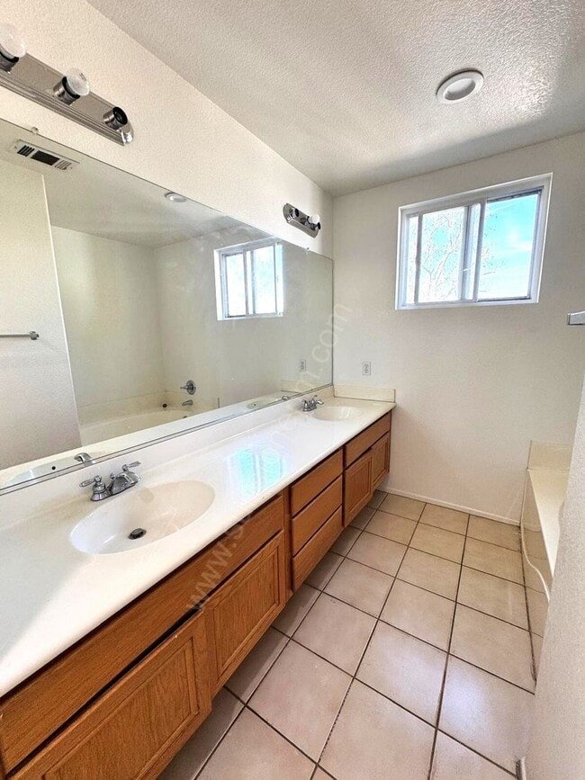 Building Photo - Beautifual Home