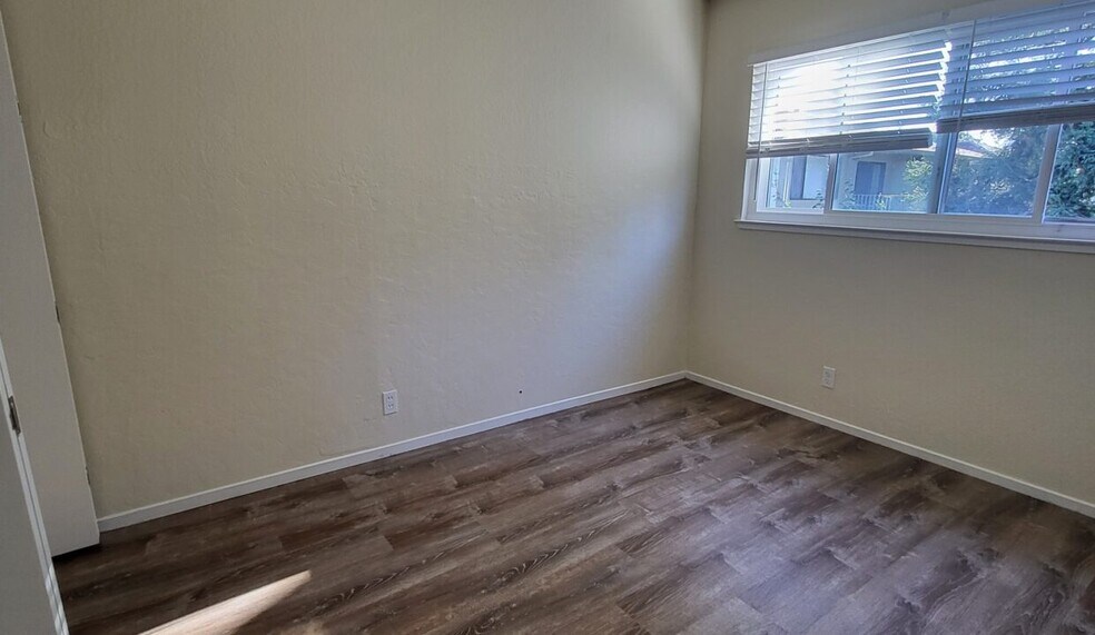 Building Photo - 3340 Belmont Ave