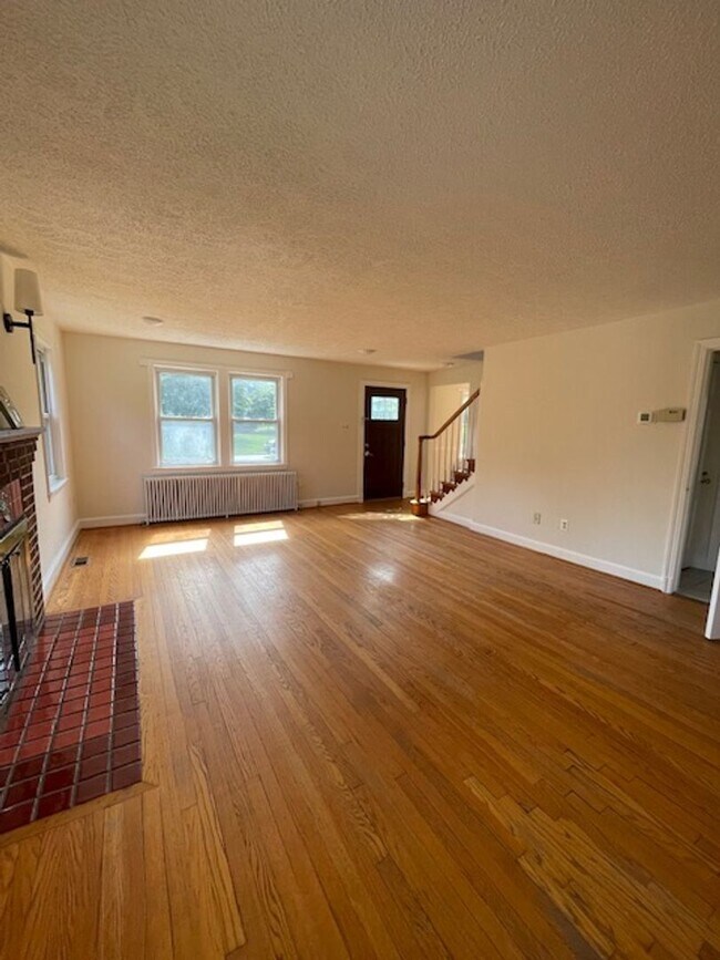 Building Photo - CHARMING BRICK COLONIAL HOME IN ROCKVILLE, CLOSE TO METRO AND ROCKVILLE TOWN CENTER