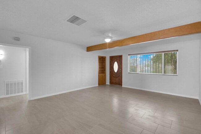 Building Photo - Adorable 3 bedroom, 2 bath apartment in Northeast El Paso!