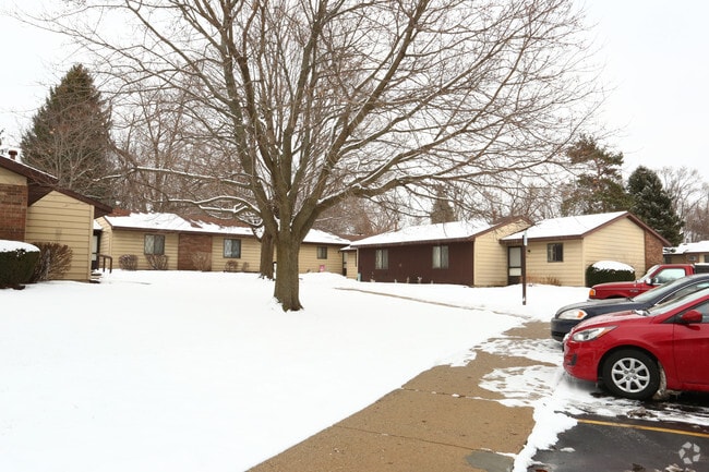Building Photo - North Scott Villa