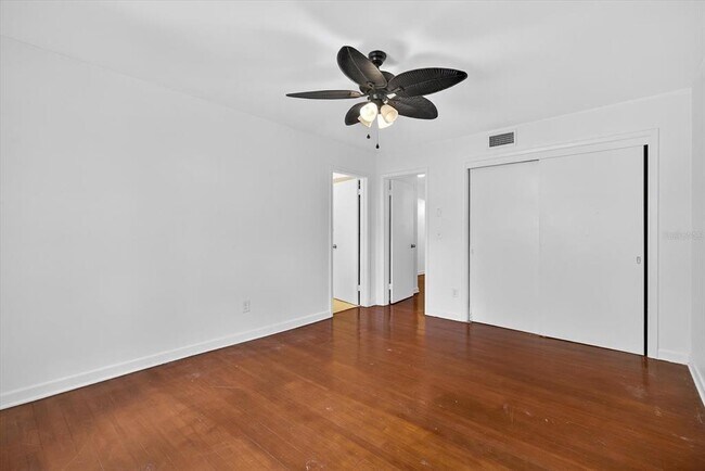 Building Photo - 215 Edgewater Dr