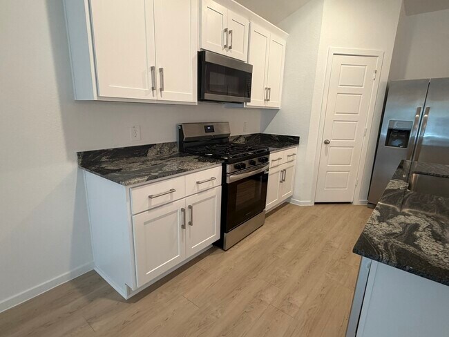 Building Photo - 523 Robin Ct