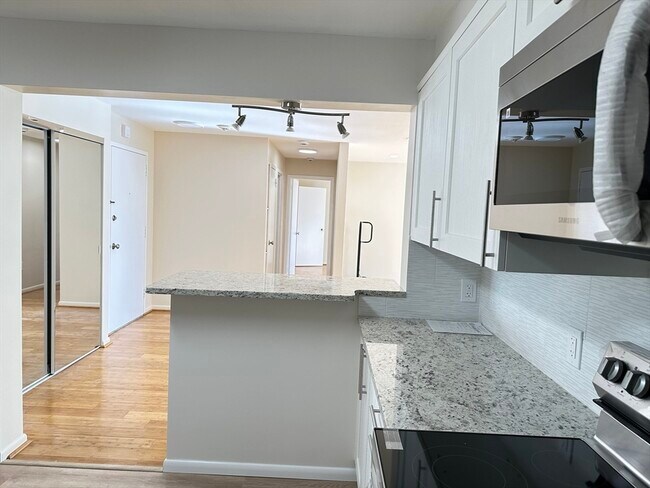 Building Photo - 1004 Paradise Rd