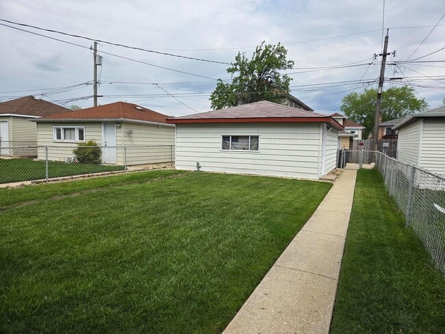 Building Photo - 5822 W 64th Pl