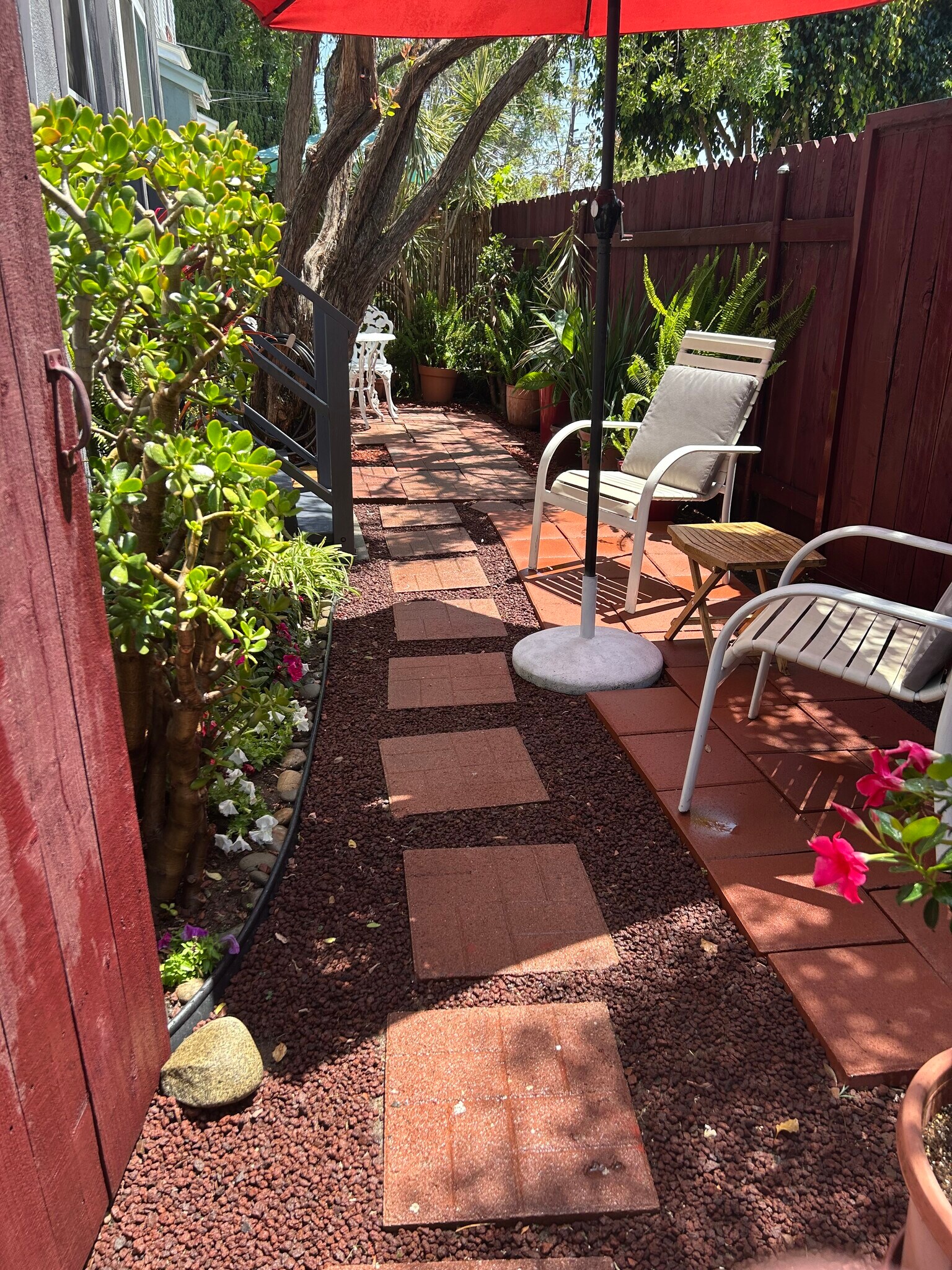 Garden - 1156 N Ardmore Ave