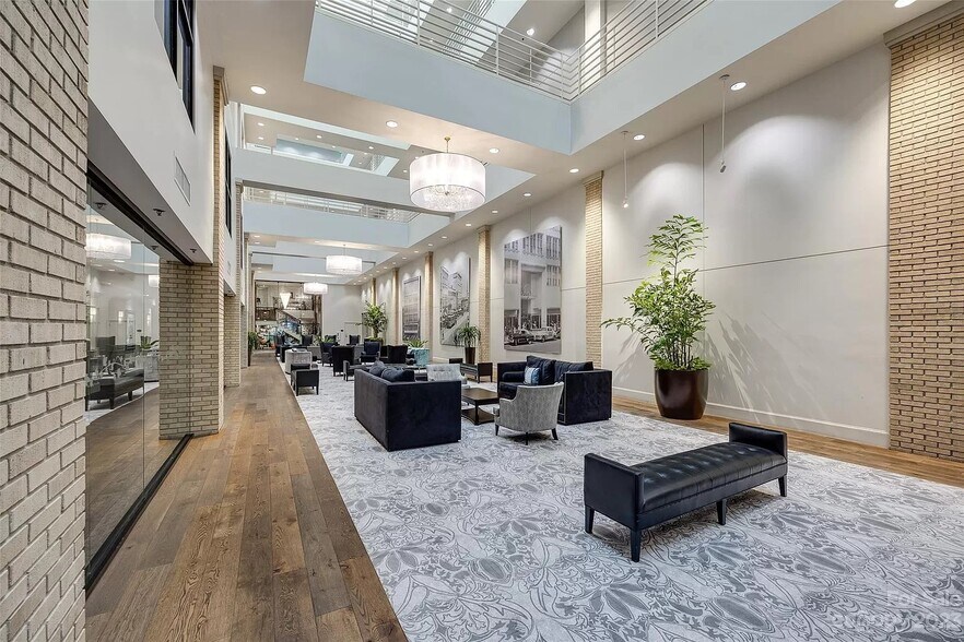 Building Photo - 127 N Tryon St